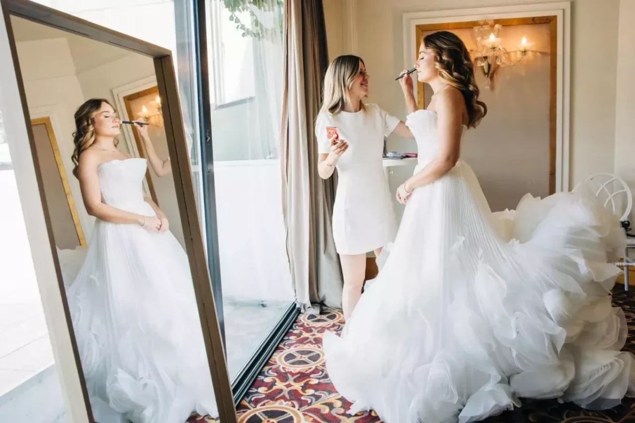 Büşra Zararsız: Doğal Makyaj Sanatında Yeni Trendler ve Ünlü Sanatçılara Özel Hizmetler