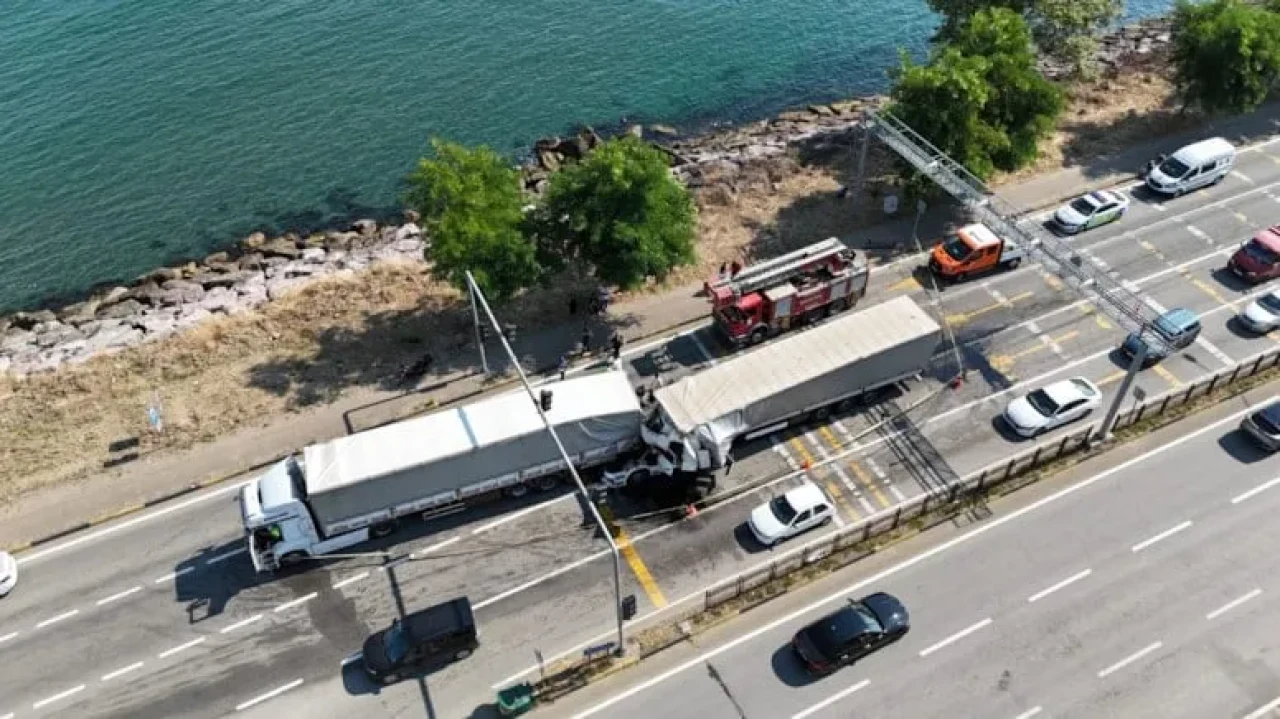 Giresun'da TIR kazasında şoför hayatını kaybetti, trafik 2 saat aksadı