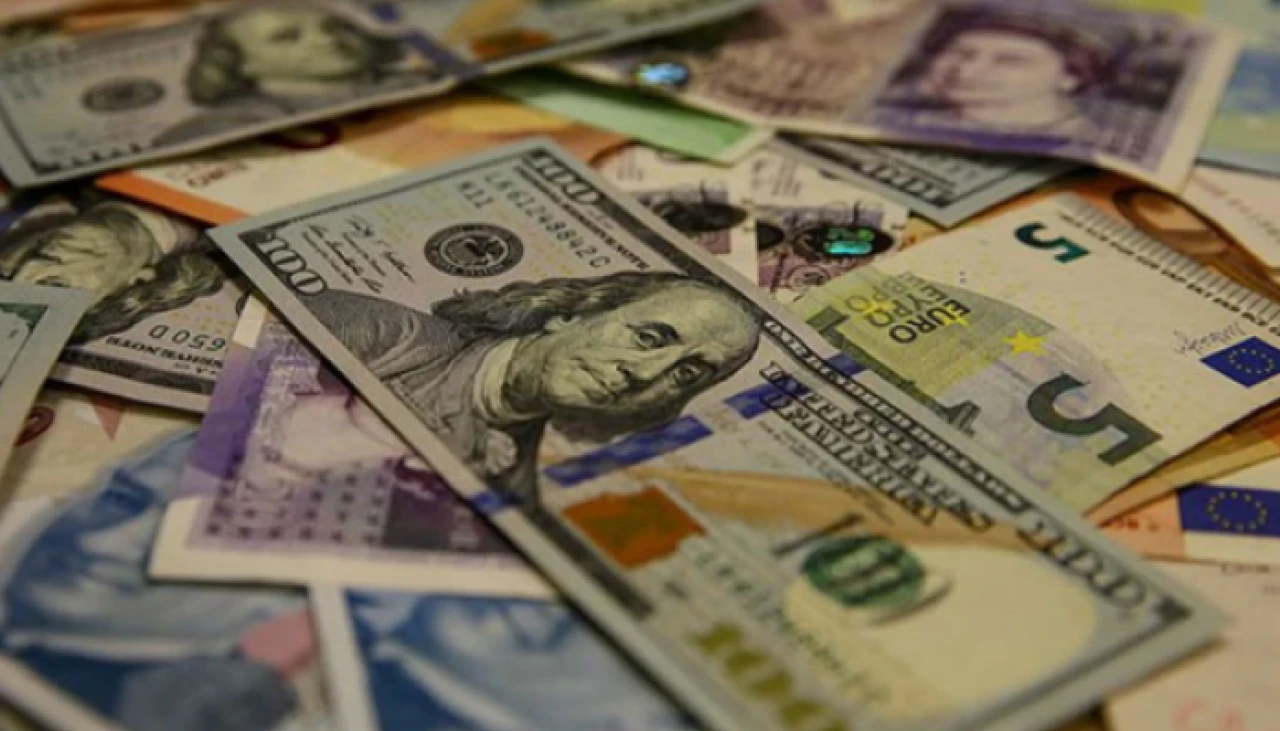 Döviz Kurları Cuma Günü Dikkat Çekiyor: Dolar 40,17 TL, Euro 47,01 TL'den İşlemde