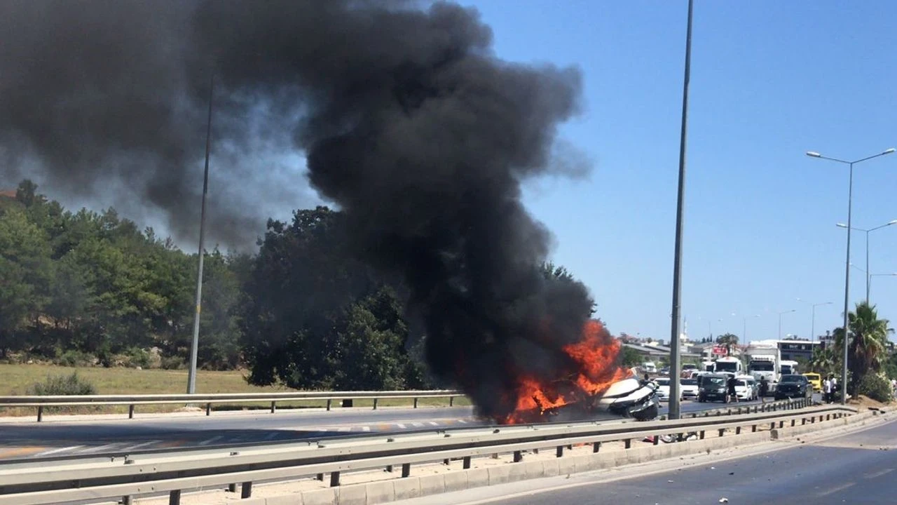 Manavgat'ta otomobil bariyerlere çarptı, yangında 2 kişi yaralandı