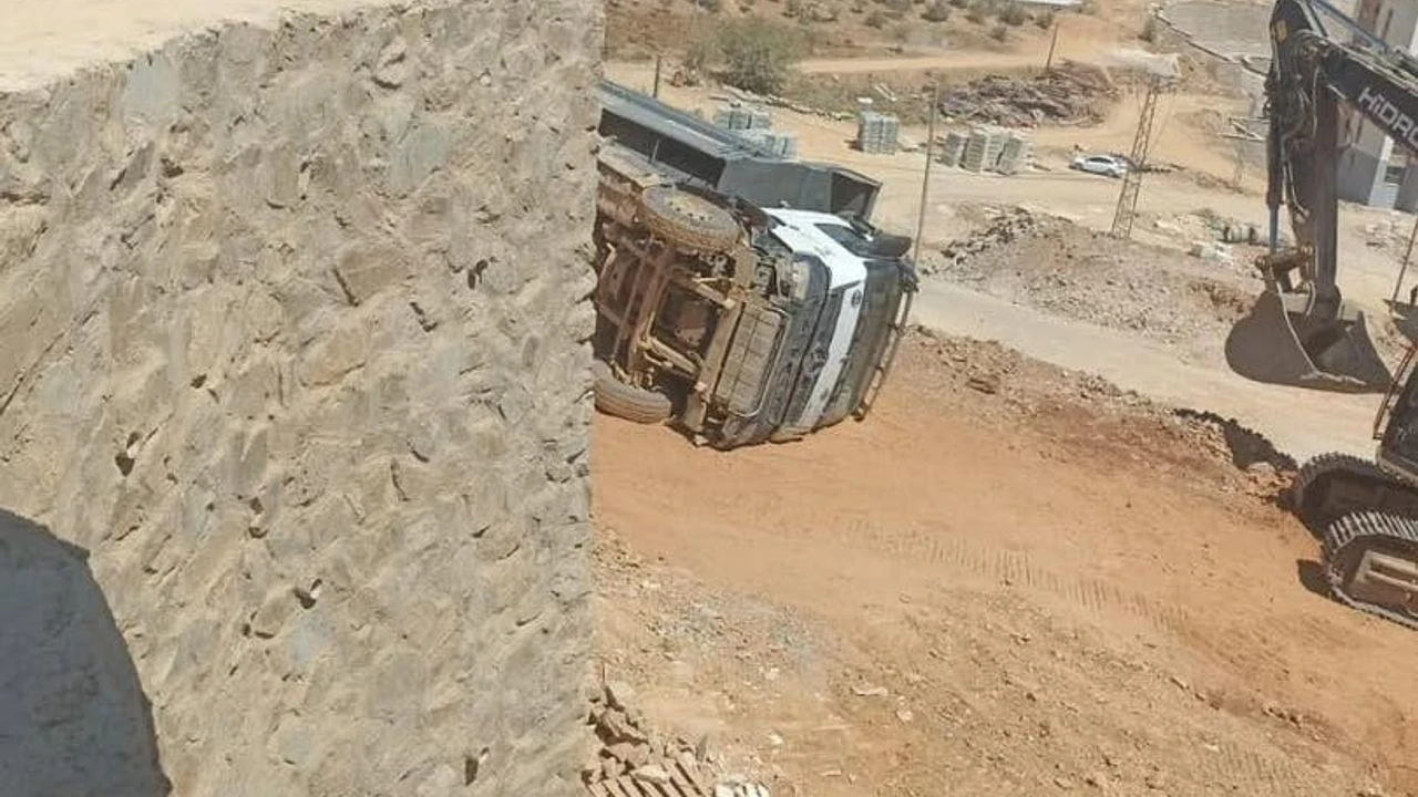 Kahramanmaraş'ta İnşaat Alanında Kamyon Yan Yattı, Çalışmalar Normale Döndü
