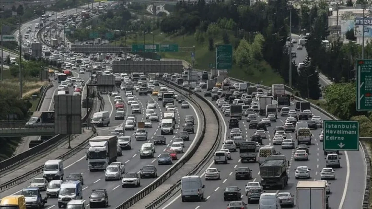 İstanbul'da Trafik Yoğunluğu %60'a Ulaşarak Ana Arterlerde Sıkışıklık Yarattı