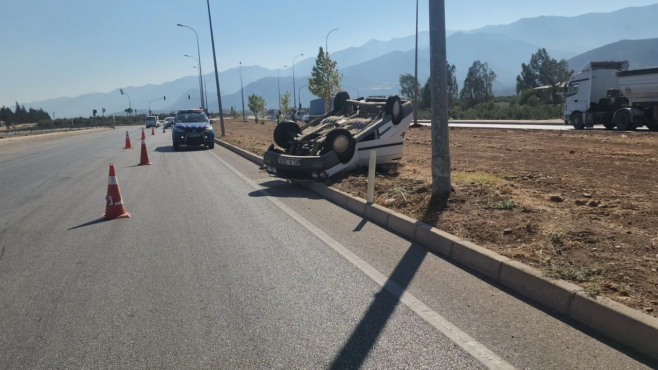 Hatay'da otomobil tırla çarpıştı, sürücü takla atan araçta yaralı kurtarıldı