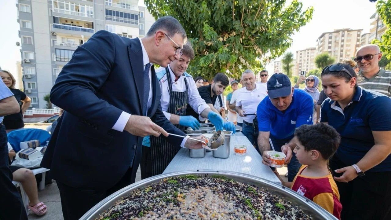 İzmir'de Aşure Geleneği: Birlik ve Dayanışma Mesajı Verildi