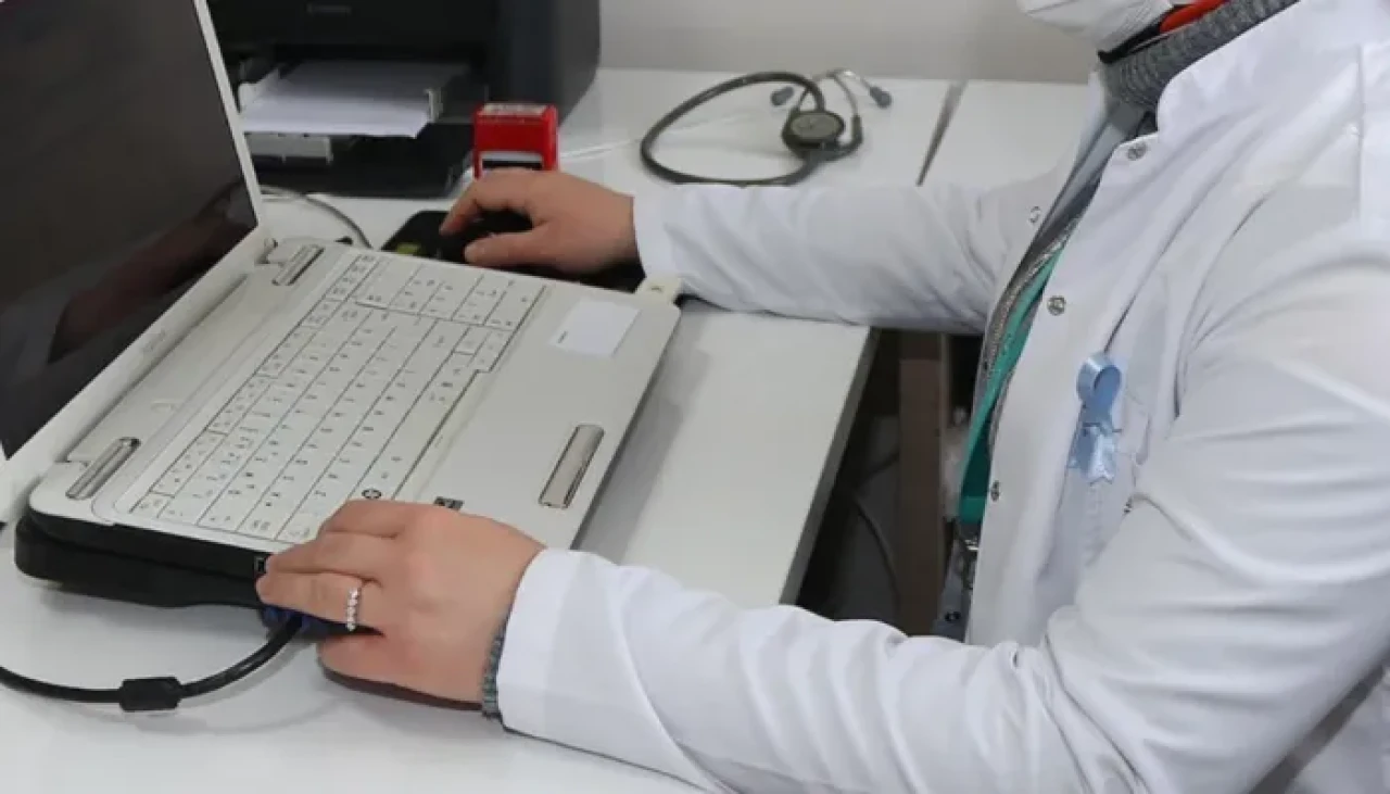 Aile hekimlerinin maaşları için 'gelmeyen hasta' süresi 12 aya çıkarıldı, kesintiler yılda bir yapılacak.