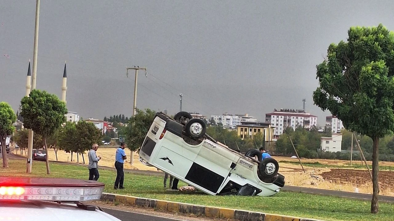 Gaziantep'te sağanak yağışın neden olduğu kazada minibüs takla attı, sürücü yara almadan kurtuldu.