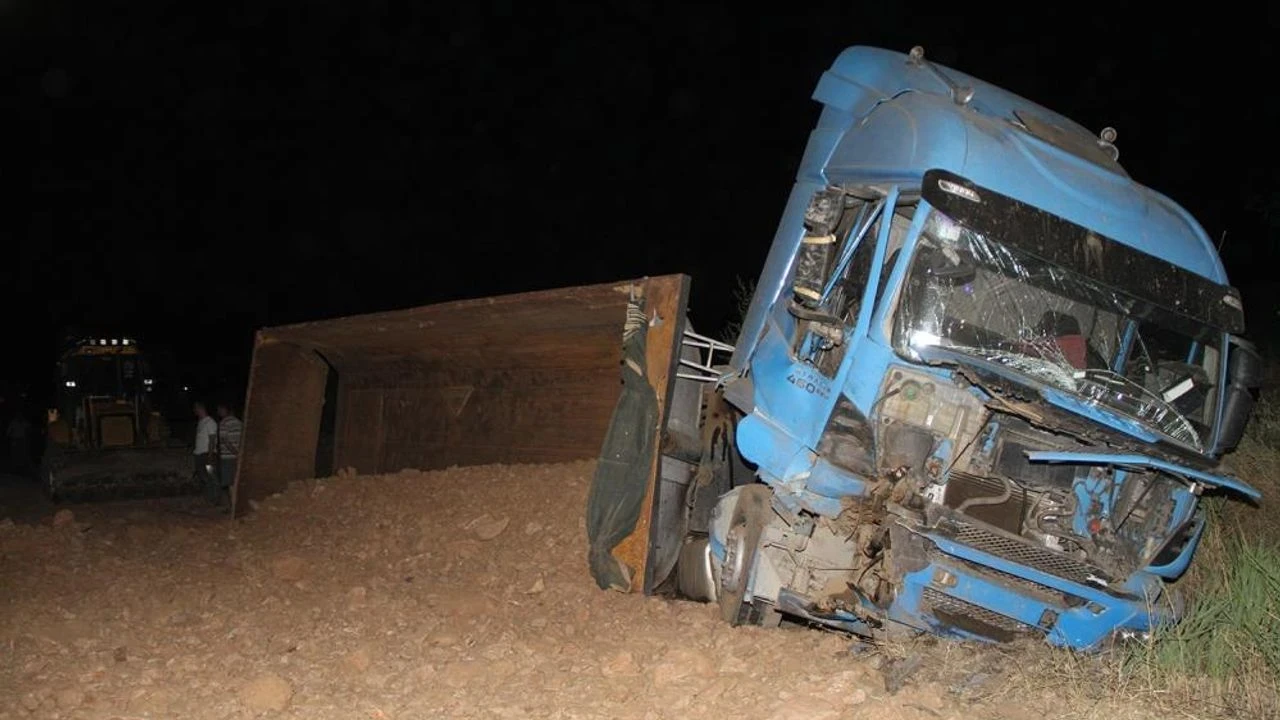 Kula'da kamyon-traktör kazasında bir kişi yaşamını yitirdi, bir yaralı var