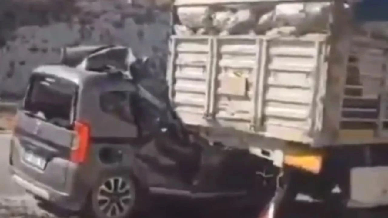 Mersin'de TIR ile ticari araç çarpıştı, 5 kişi hayatını kaybetti, 7 yaşındaki kız yaralı olarak hastaneye kaldırıldı.