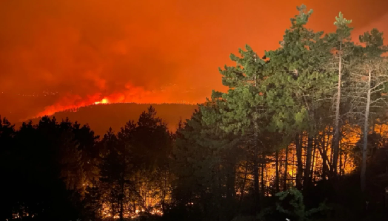 Kahyalardaki yangın kontrol altına alınmaya çalışırken, Bursa’da alevler yerleşim yerlerini tehdit ediyor.