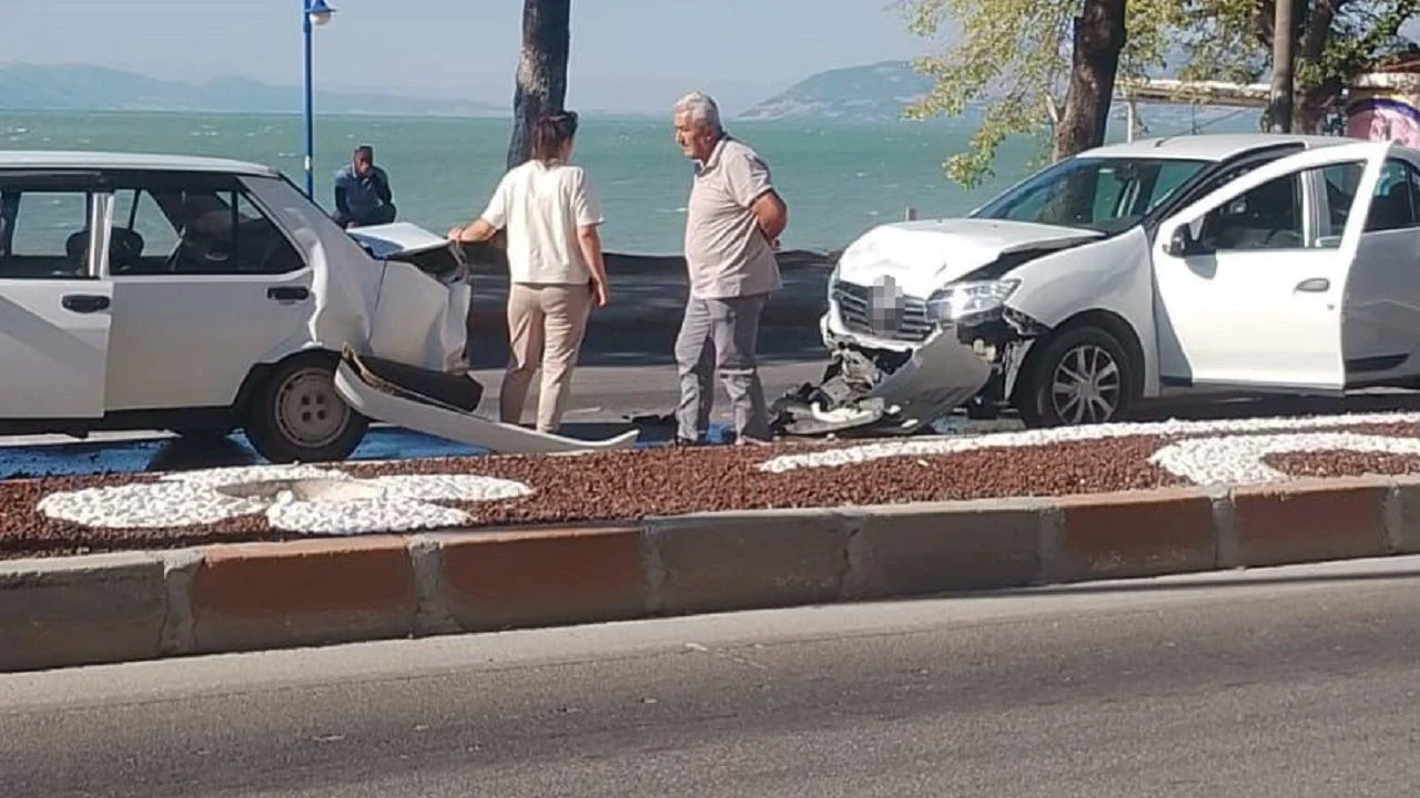 Eğirdir'de Zincirleme Kaza: 1 Yaralı, Maddi Hasar ve Trafik Kontrolü