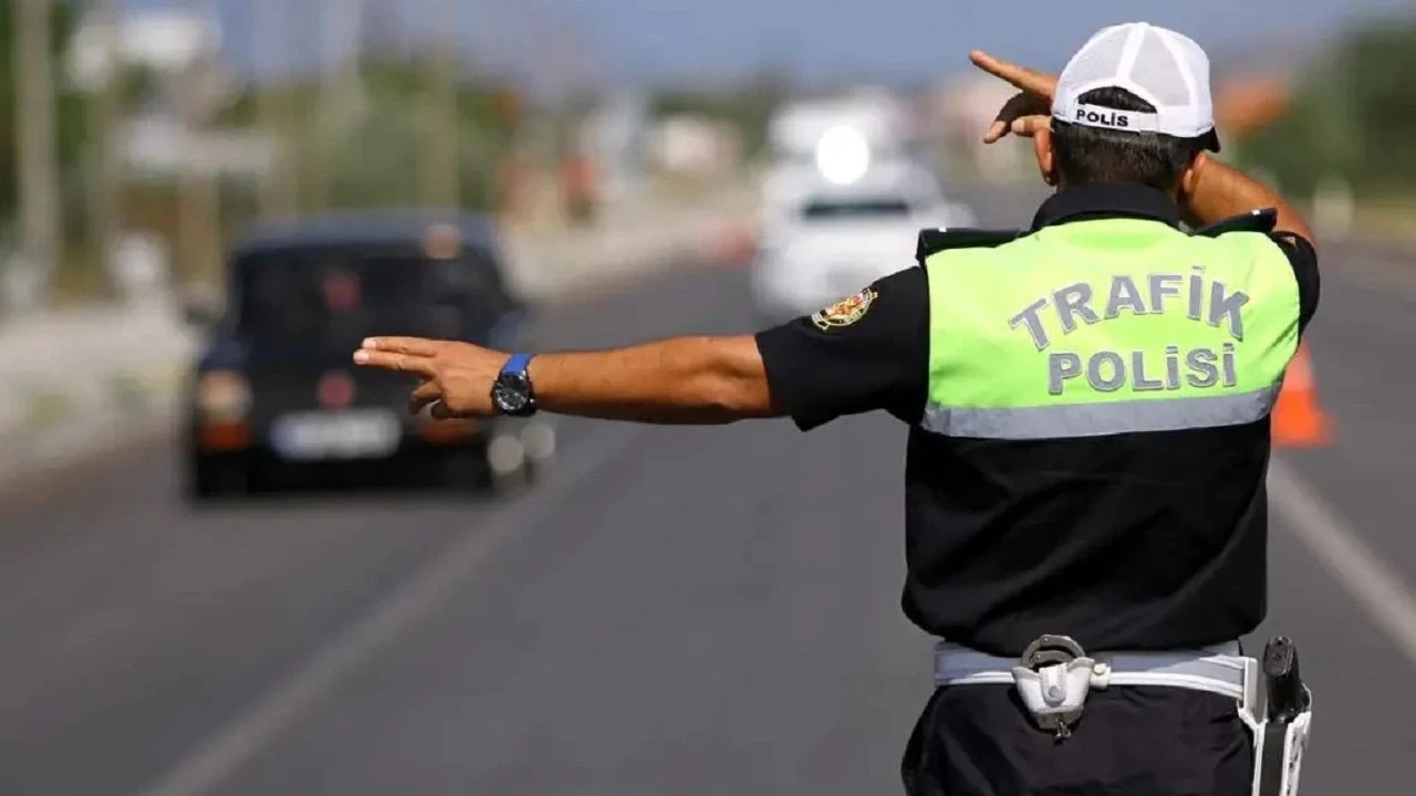 Ehliyetsiz sürücü polis "dur" ihtarına uymadı, geri geri kaçarken 38 bin TL ceza aldı