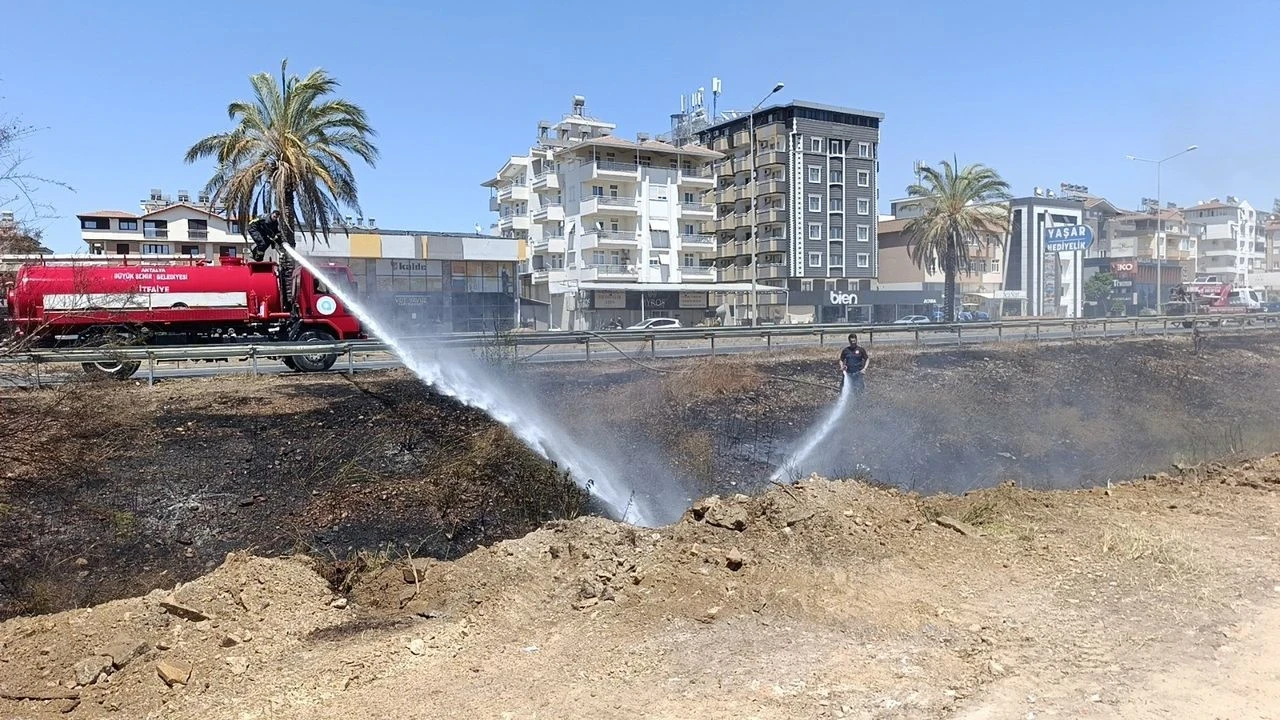 Seyir halindeki araçtan atılan sigara, Manavgat'ta yangına neden oldu ama ekipler müdahale etti