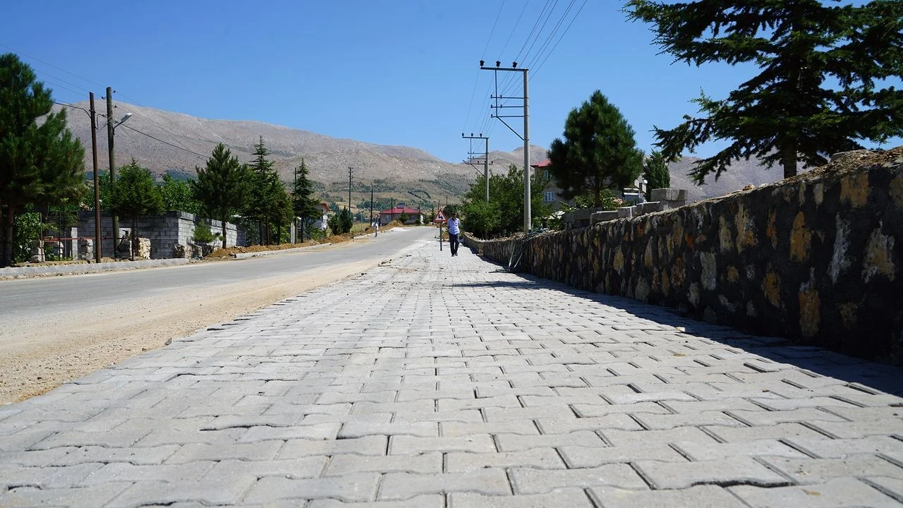 Göksun Kırsalı'nda Ulaşım Konforu Artıyor: Büyükşehir Belediyesi Yenileme Çalışmalarına Devam Ediyor