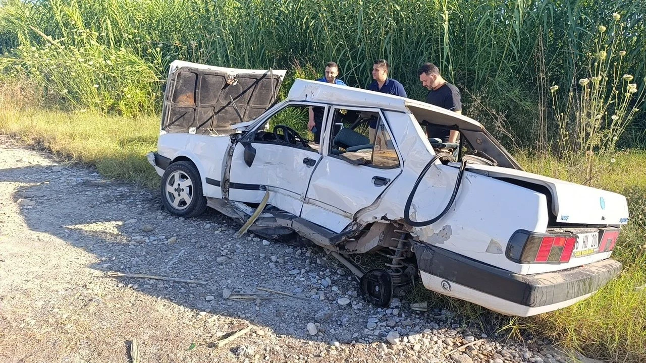 Manavgat'ta Midibüsle Çarpışan Tofaş'ın Sürücüsü Yaralandı, Turistler Beklemek Zorunda Kaldı