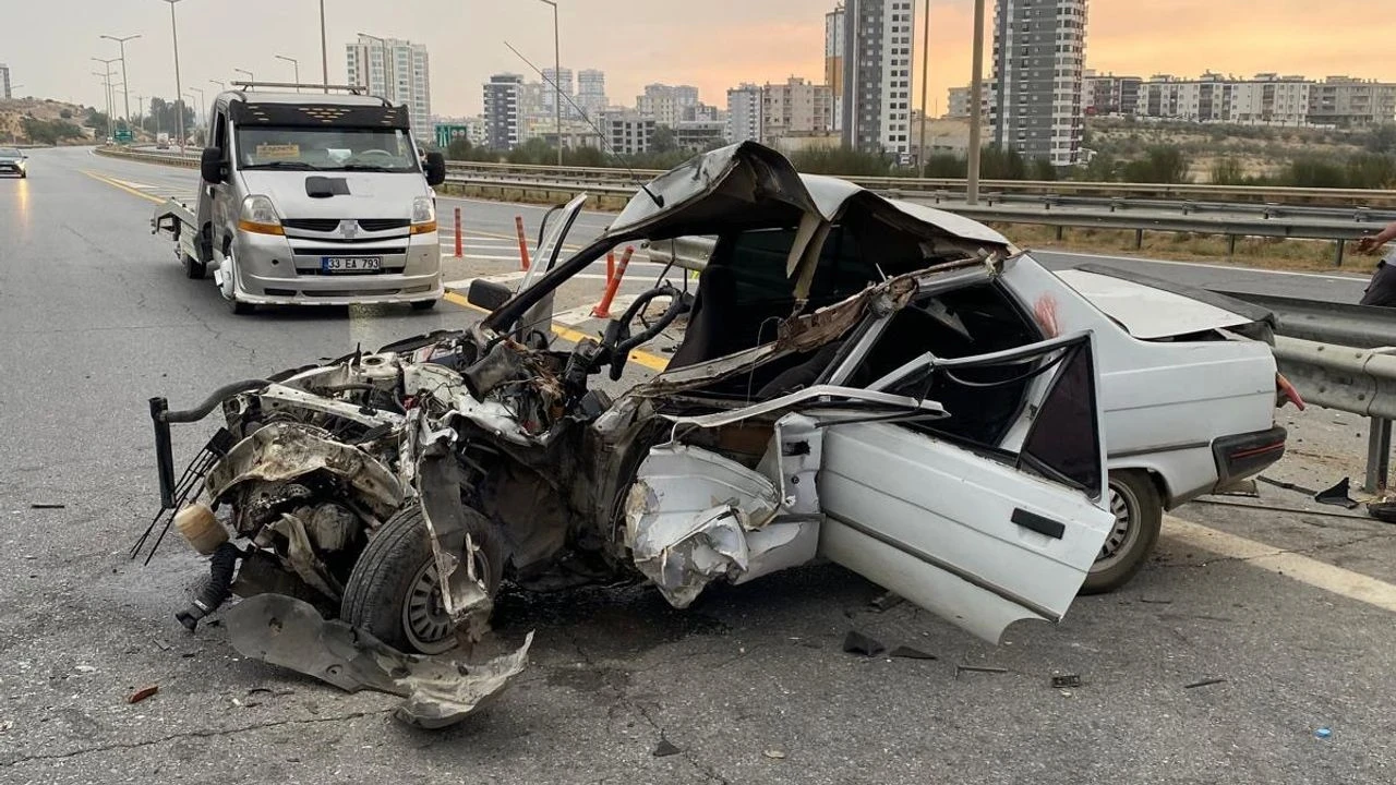 Tarsus'ta Kardeşlerin Bulunduğu Araç Kaza Geçirdi: Birinin Hayatı Kayboldu, Diğeri Yaralı