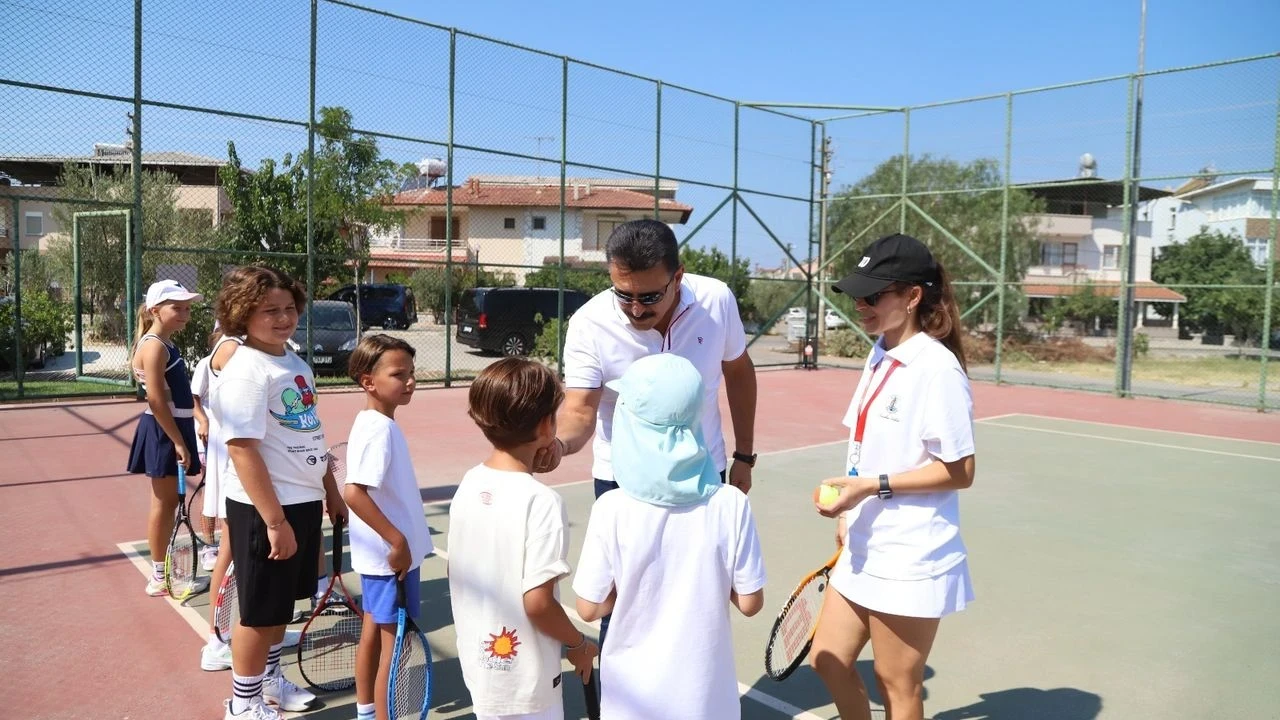 Dikili'de Yaz Dönemi Tenis Kursları, Çocuklara Sporla Geleceğin Kapılarını Açıyor