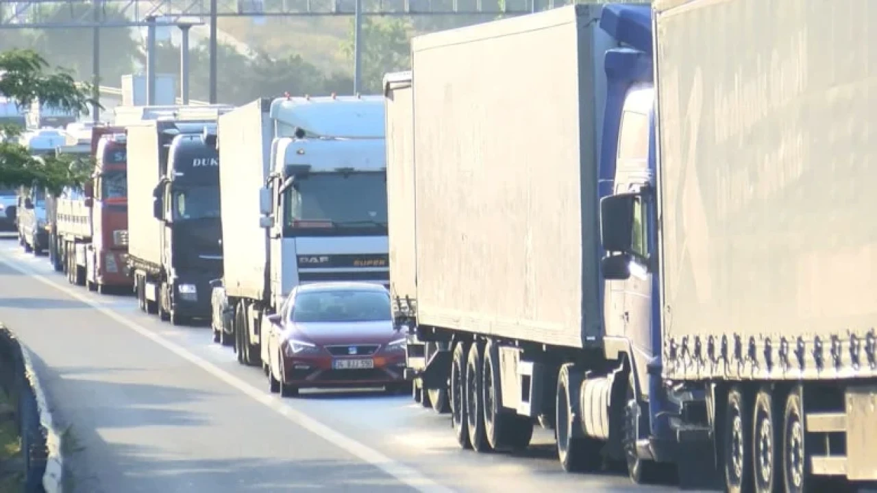 Başakşehir'de Kamyonet Devrildi, Trafikte Uzun Kuyruklar Oluştu