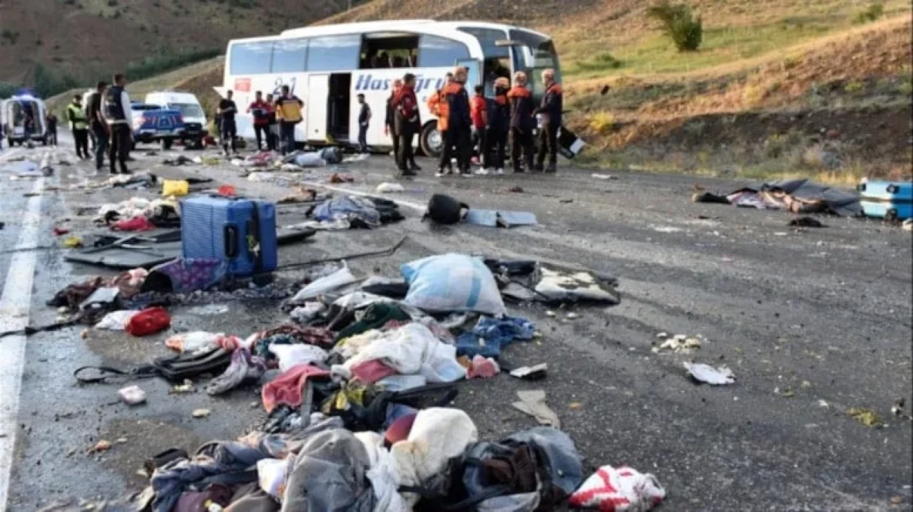 Sivas'ta yolcu otobüsü kaza yaptı: 4 ölü, 40 yaralı