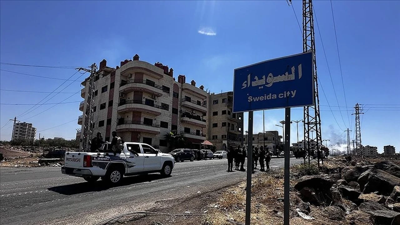 Süveyda'da çatışmalar sonrası Suriye ordusu şehir merkezine girdi, ateşkes ilan edildi.