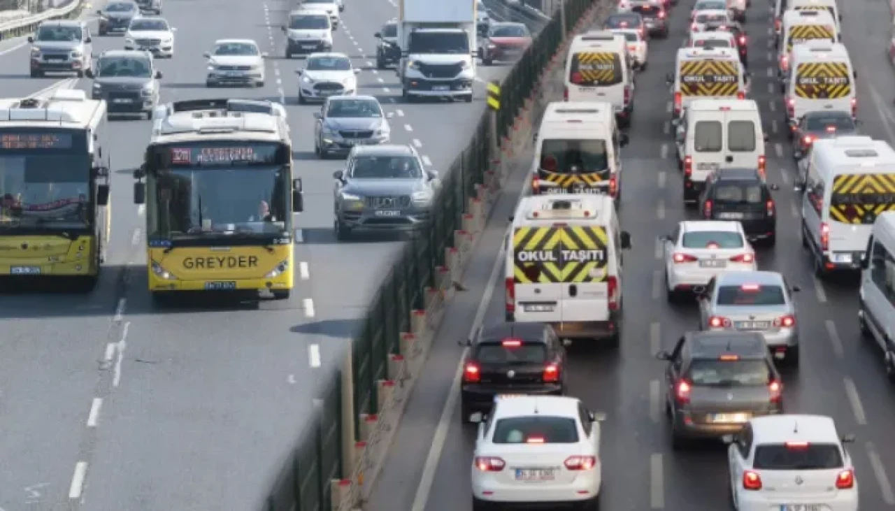 Okul servislerine 2025'te kamera ve acil sistemler zorunlu olacak, güvenlik artırılacak.