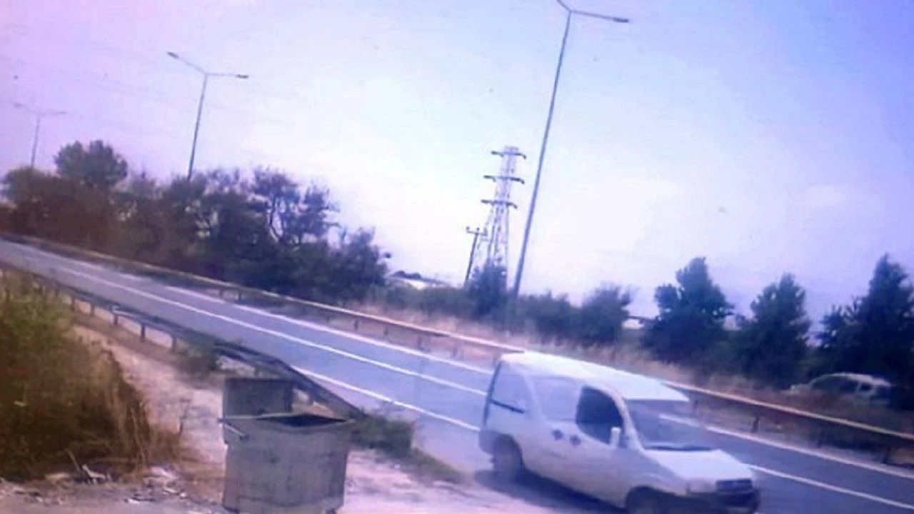 Manavgat'ta Devrilen Araçtan Sürücü Kendi Kendine Kurtuldu