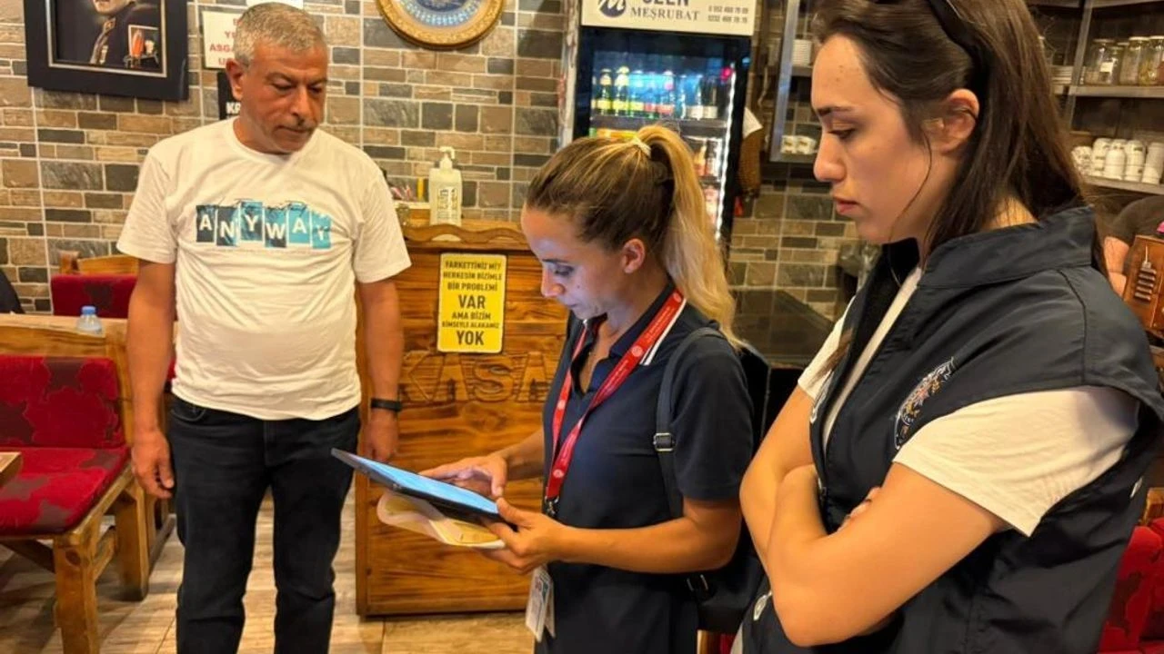 İzmir'de Dumansız Türkiye kampanyasıyla 2 bin 573 işletmeye denetim yapıldı, 136 işletmeye ceza kesildi.