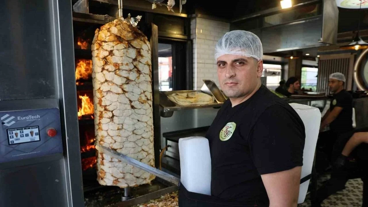 Adana'da sıcaklar döner ustalarını buz bağlamaya zorladı