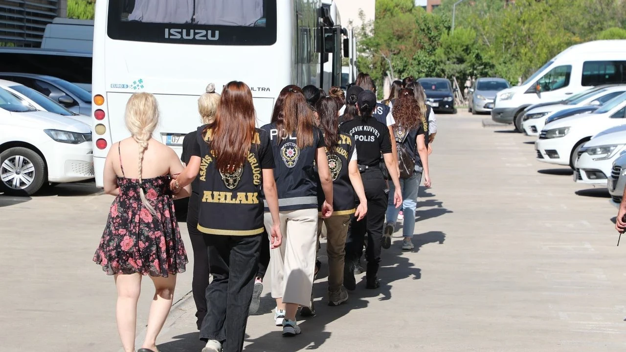 Antalya'da Tuzağa Düşüren Çeteye 'Gece Avı' Operasyonu: 28 Gözaltı, 20 Tutuklama