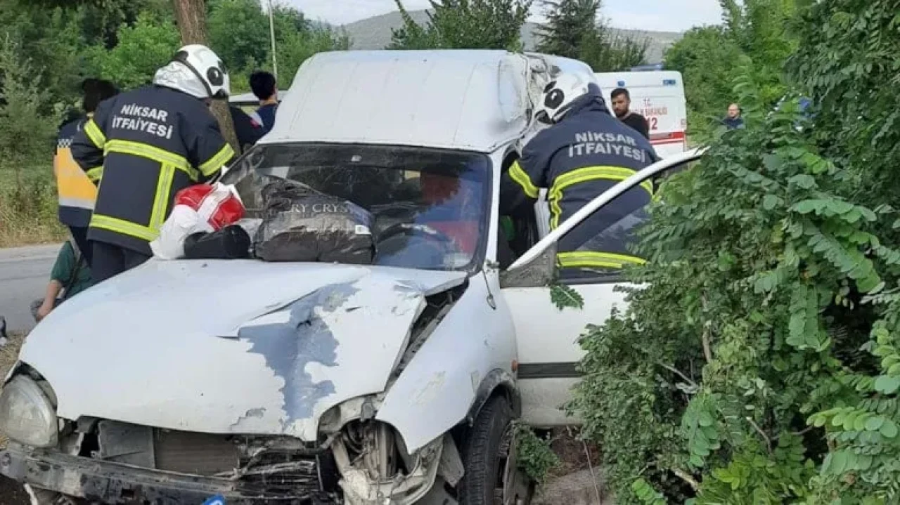 Niksar'da hafif ticari araç ağaca çarptı: 4 yaralı, soruşturma başlatıldı