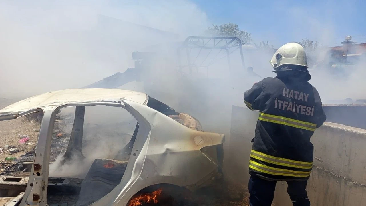 Kırıkhan'da Sanayi Sitesinde Çıkan Yangında Otomobil ve Traktör Yangında Kül Oldu