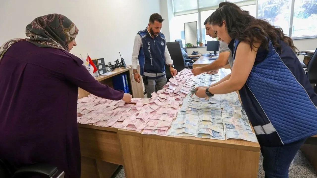 Van'da Dilenci Üstünde 75 Bin Lira Bulundu, Zabıta Operasyonu Sürdürüyor