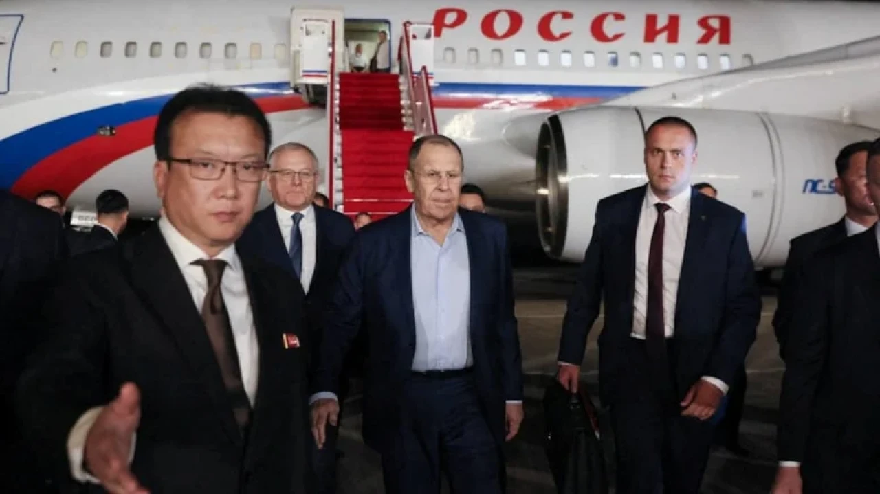 Lavrov, Kuzey Kore'de Kim Jong Un ile birbirine kenetlenen iki savaşçı ülkeyi vurguladı