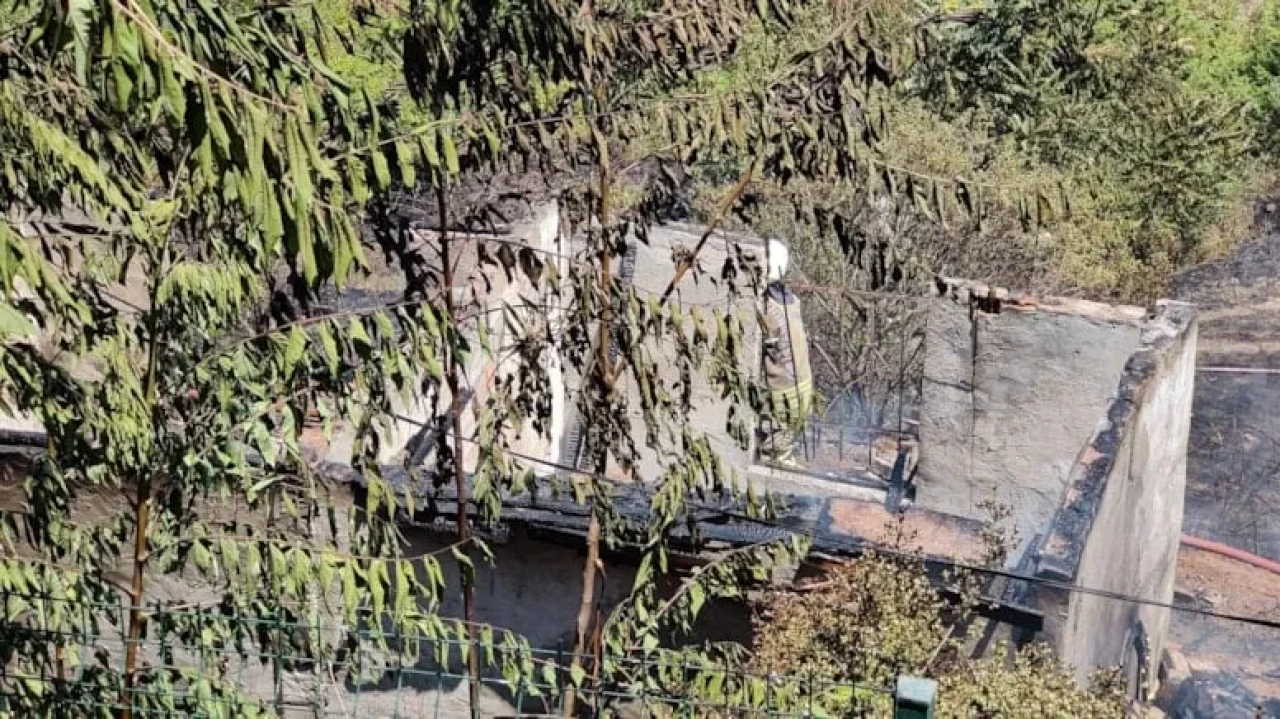 Sultangazi'de yangın iki gecekonduyu kül etti, itfaiye ekipleri zor anlar yaşadı