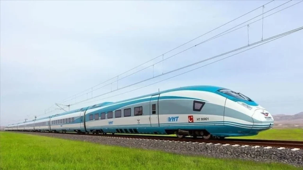 Yüksek hızlı tren seferleri yaz için artırılıyor, yeni hatlar ile 962 kişilik ek kapasite sağlanacak.