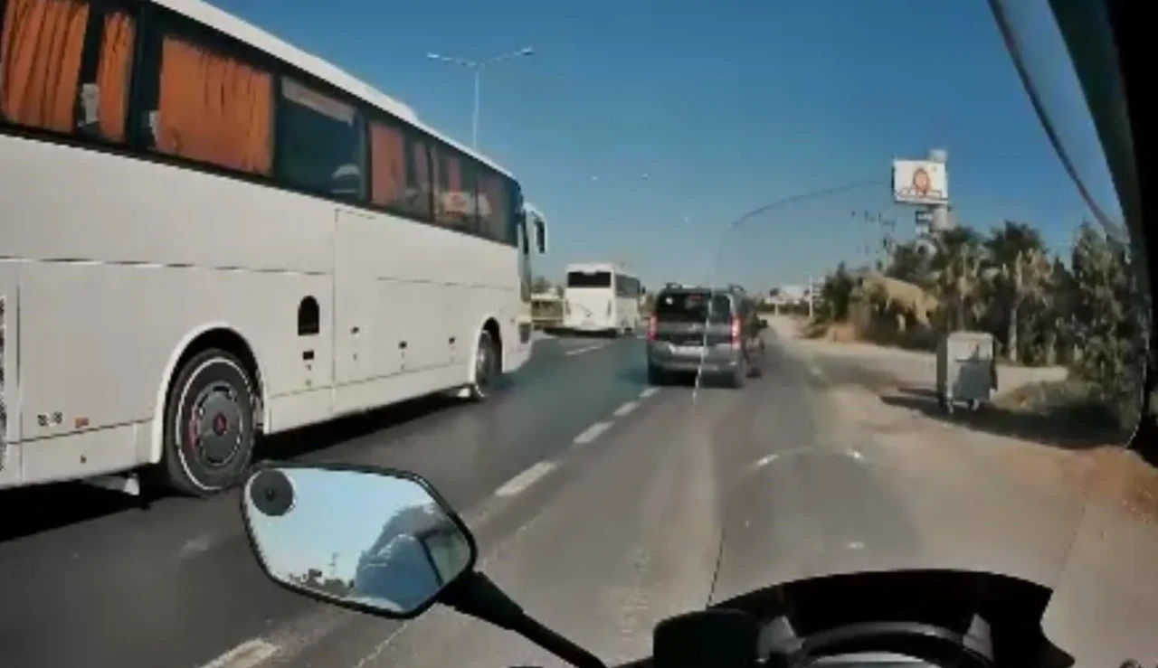 Manavgat'ta Zincirleme Kaza: Emniyet Şeridine Geçen Araç Motosikletle Çarpıştı, 2 Yaralı