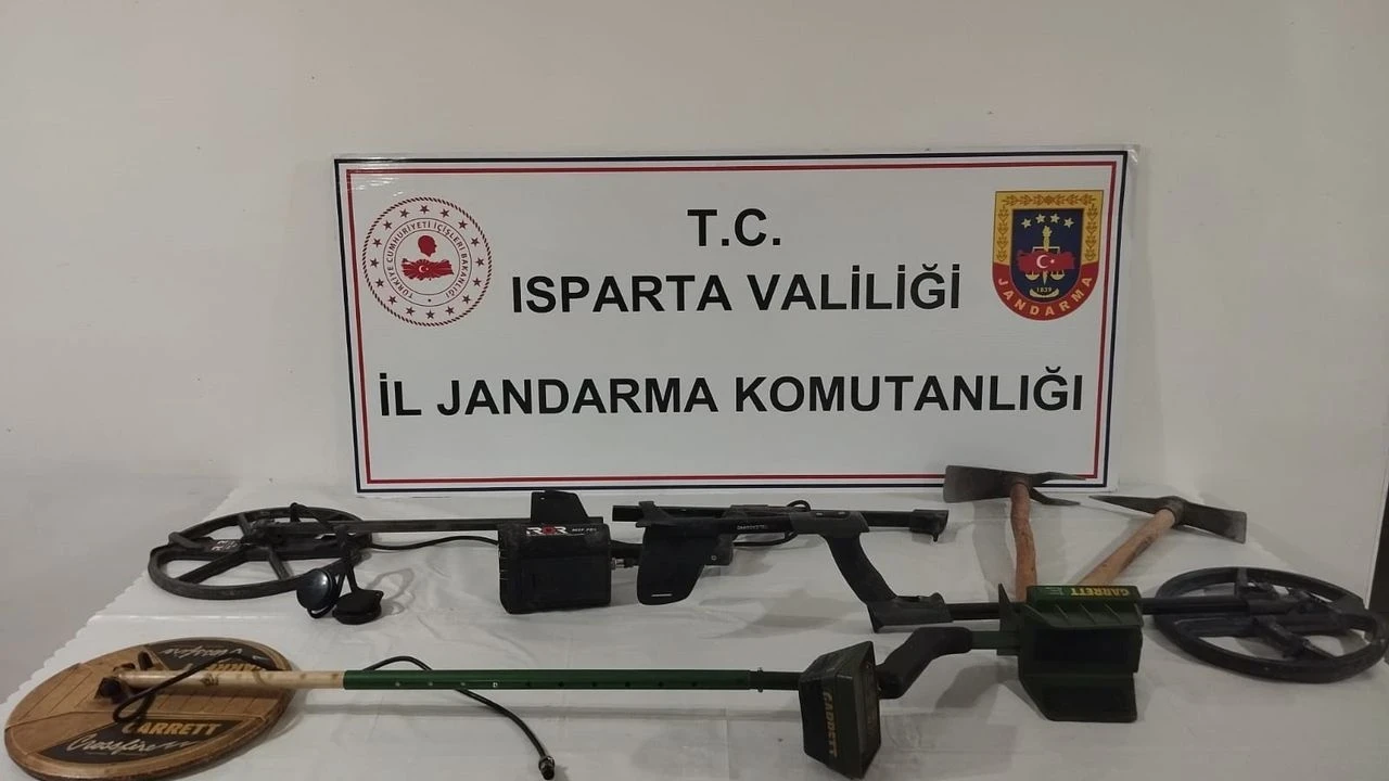 Eğirdir'de Kaçak Kazı Yapan 4 Kişi Gözaltına Alındı, Dedektör ve Kazmalar Ele Geçirildi