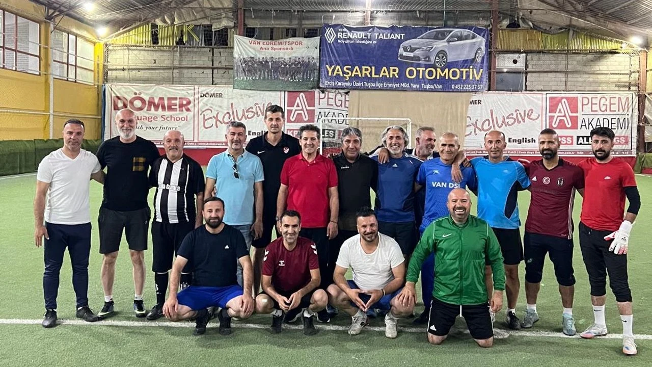 Van futbolu nostalji maçında buluştu, eski yıldızlar dostluk için sahada yer aldı.