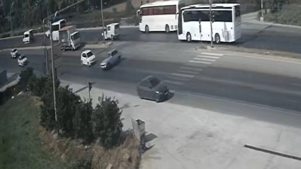 Manavgat'ta U dönüşü yapan araca çarpan otomobilin kazası güvenlik kamerasında kaydedildi