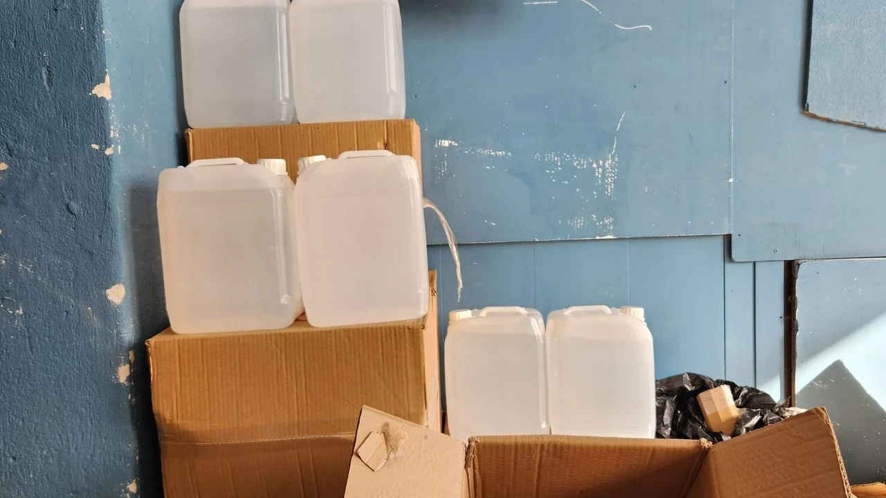 İzmir'de sahte içki operasyonunda 5,8 ton etil alkol ve çok sayıda malzeme ele geçirildi