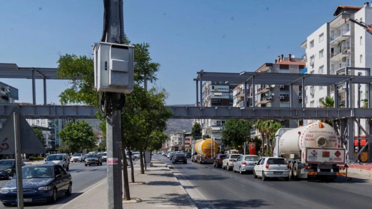 İzmir'de yaya güvenliğini artıran modern üst geçit Ağustos'ta hizmete açılıyor