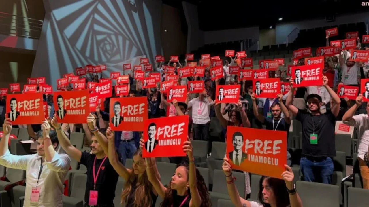 Paris'te Genç Sosyalistlerden İmamoğlu'na Destek: "Demokrasi İçin Yan Yana" mesajı verildi