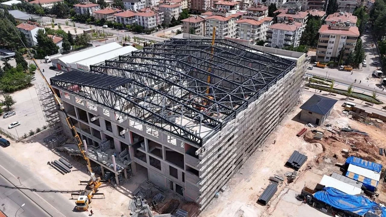Gaziantep'te 3.300 kişilik modern spor salonu inşaatı hızla ilerliyor