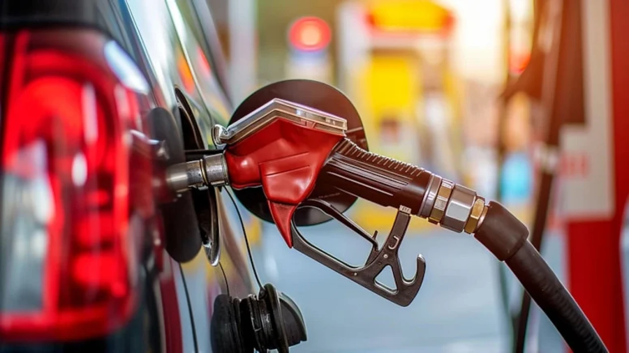 Brent petrol fiyatları düşüşte, talep belirsizlikleri ve yaptırımlar etkili oldu