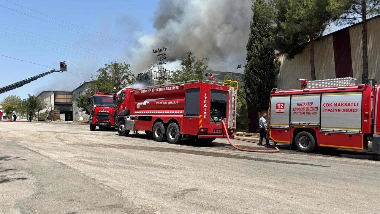 Oğuzeli'nde Halı Fabrikasında Çıkan Yangın 4 Saatte Kontrol Altına Alındı