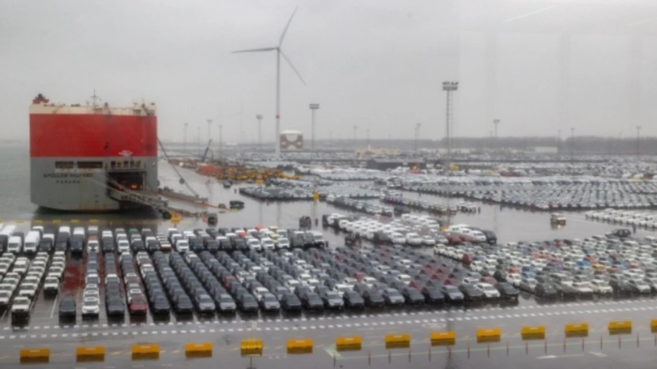 Trump’ın tarifeleri, Avrupa'nın büyük limanlarını dev otoparklara dönüştürüyor