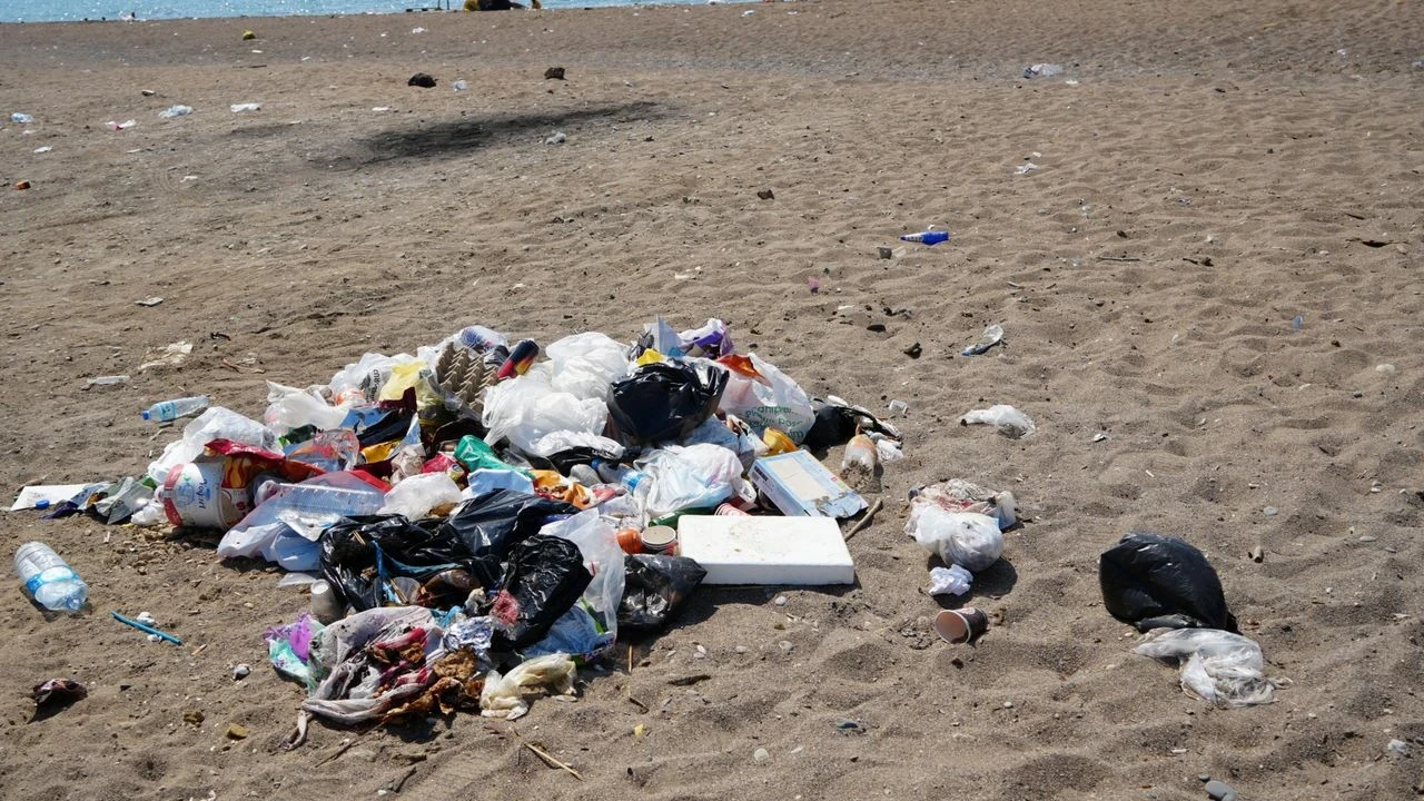 Kumköy Sahili Çardaksız, Ama Çöplerle Mücadele İçinde