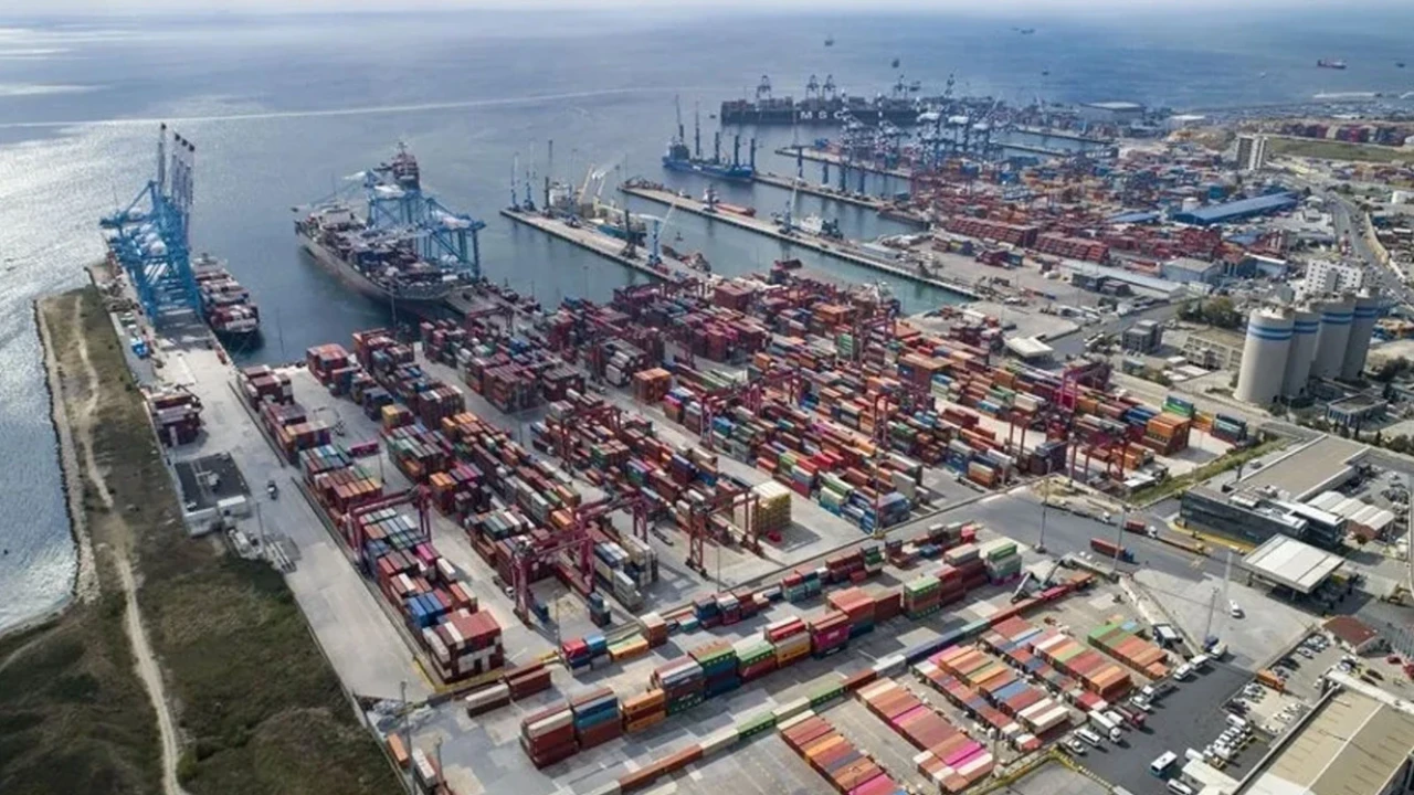 İlk 6 ayda Türkiye ihracatında deniz yolu liderliği sürüyor, toplam ihracat 131,4 milyar dolara ulaştı.