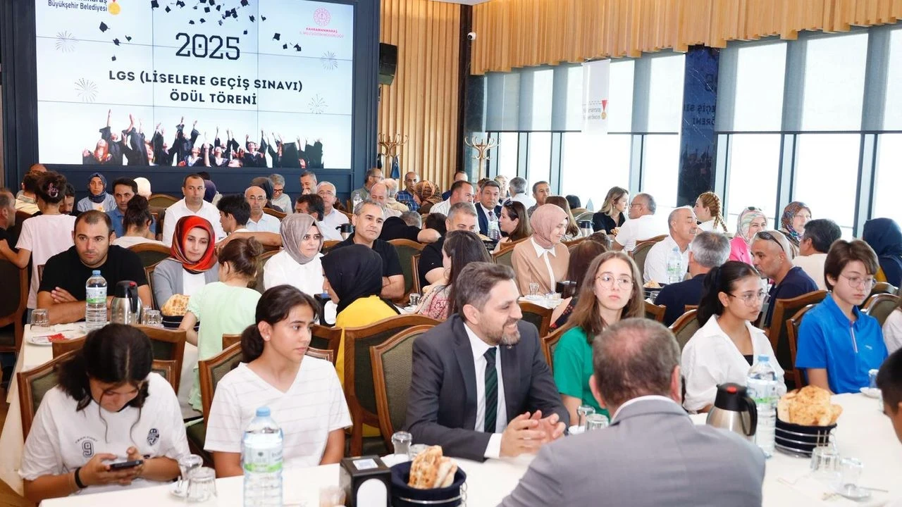 Kahramanmaraş'ta LGS 2025 Şampiyonları, Şairler Tepesi'nde ödüllerini aldı!