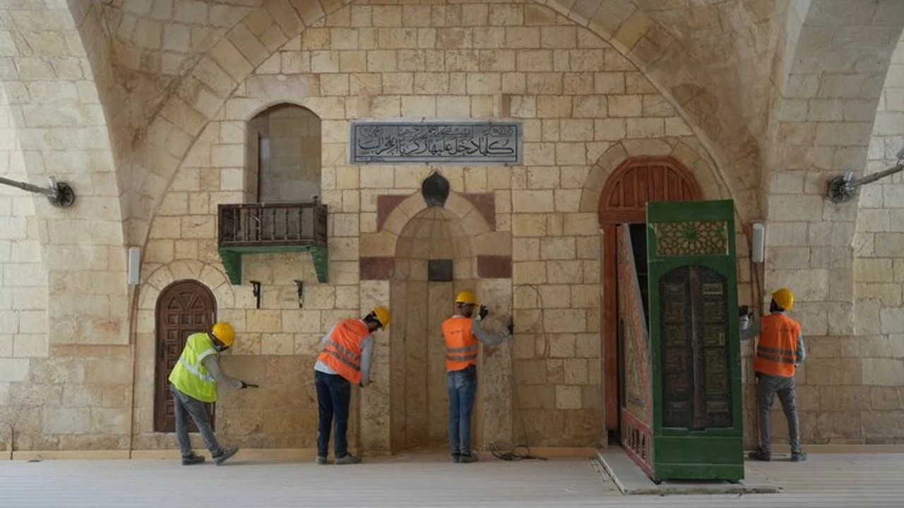 Gaziantep'teki tarihi camiler depremin ardından restore ediliyor, 11 eser ibadete açıldı.