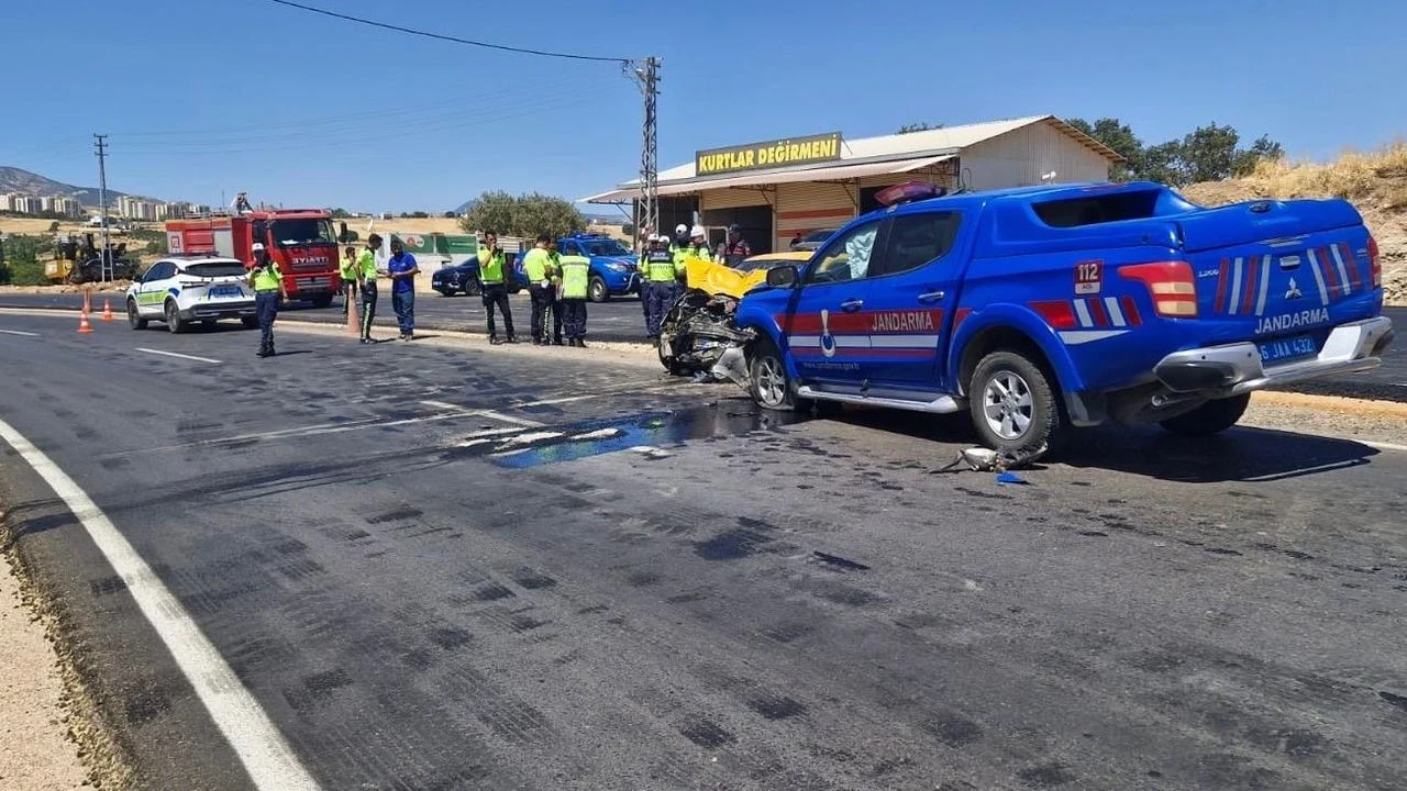 Kahramanmaraş'ta Jandarma Aracıyla Taksi Çarpıştı: 3 Yaralı